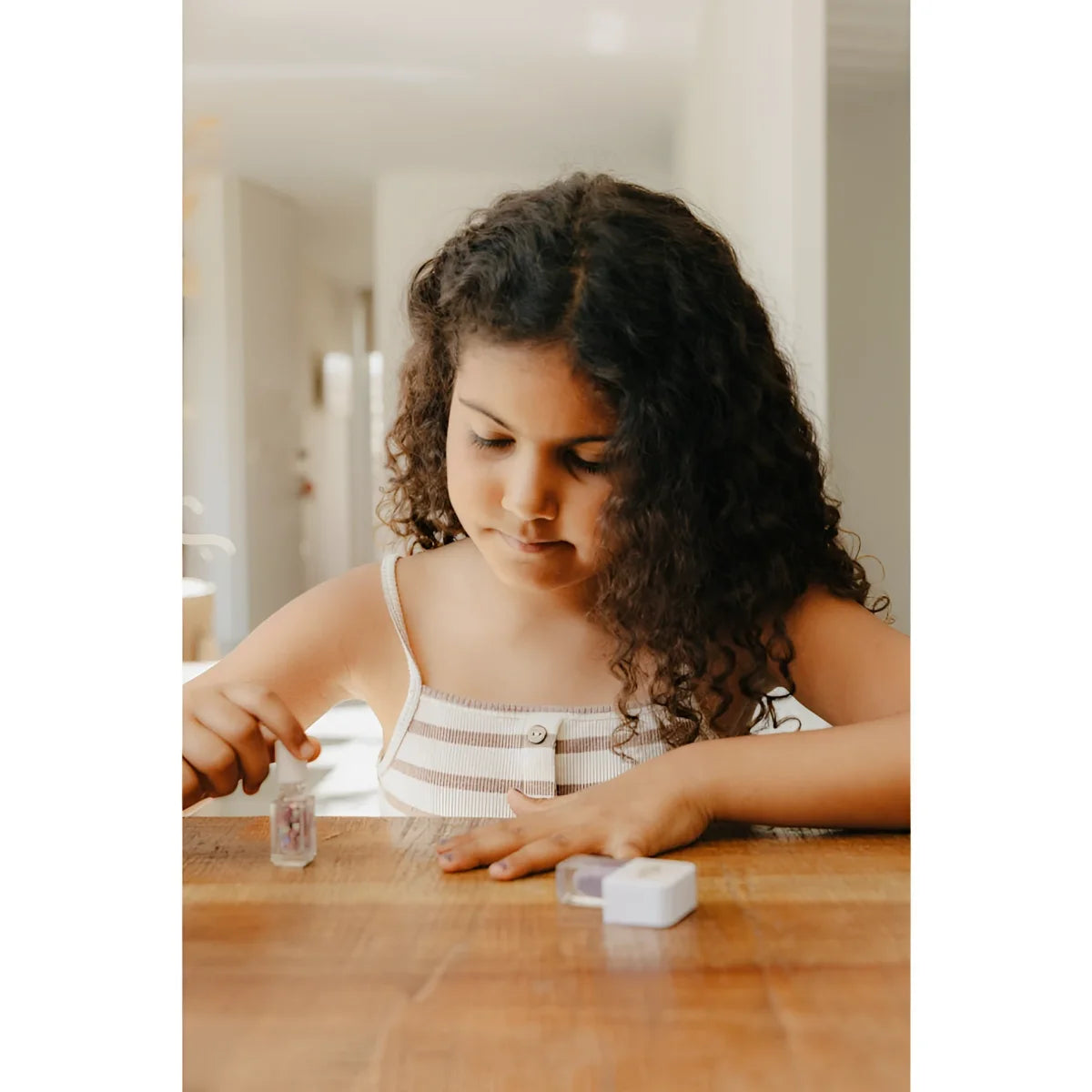 Weiße und rosa Pillenflasche mit Klappdeckel für Aquabelles Kids Nagellack