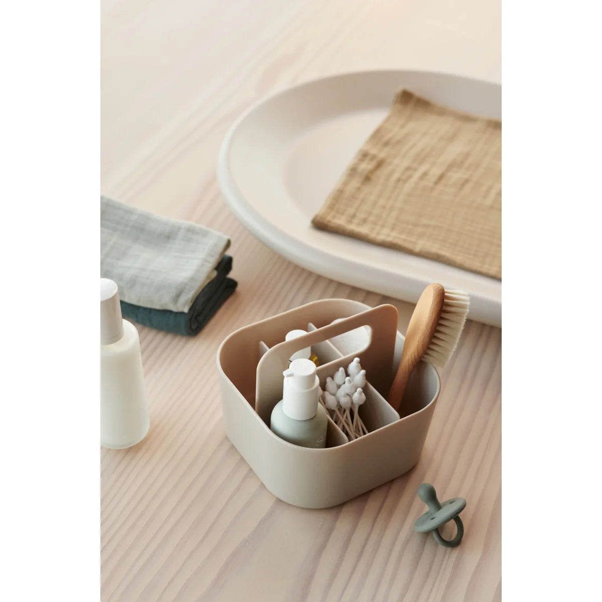 Beige Aufbewahrungsbox May Sandy mit Badezimmer- und Reinigungsutensilien