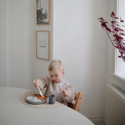 Baby isst von einem geteilten Teller mit dem Baby Besteckset 3-teilig Ivory