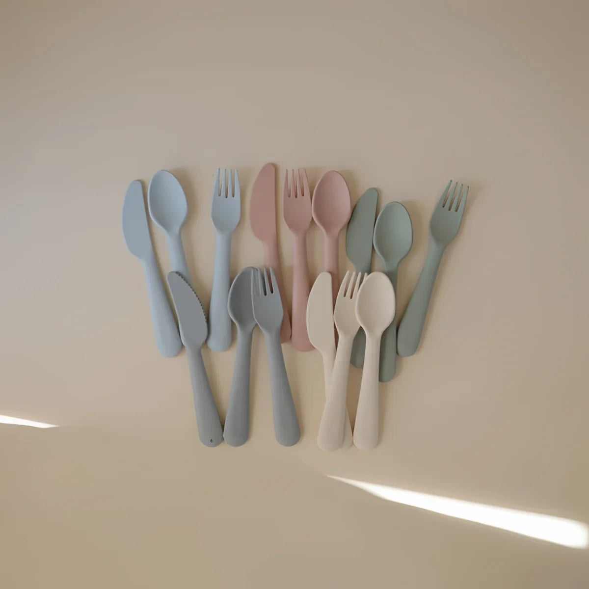 Pastellfarbenes Kunststoff-Besteckset für Babys im Produkt Baby Besteckset 3-teilig Ivory