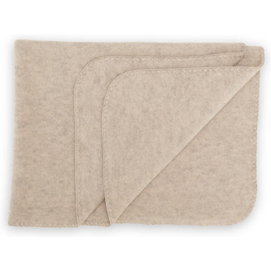 Gefaltete beigefarbene Babydecke aus Wollfleece in Sandmelange Farbton