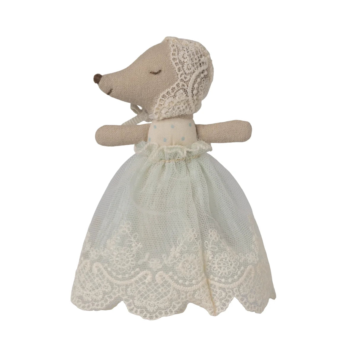 Eine cremefarbene baby maus plushie im kleid aus spitze und tüll mit passendem kopfschmuck, ideal als geschenk
