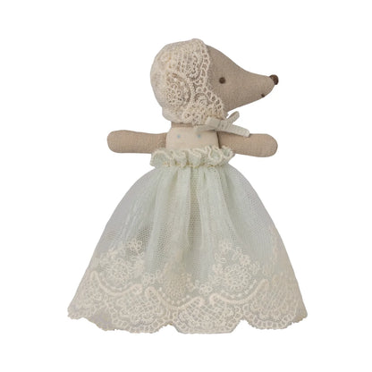 Baby Maus im Kleid Minze: cremefarbene Mauspuppe im Spitzen-Tüllkleid mit bestickter Haube