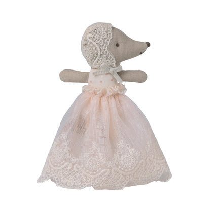 Zarte cremefarbene Mauspuppe im rosa Spitzenkleid mit passender Mütze: Baby Maus im Kleid Powder