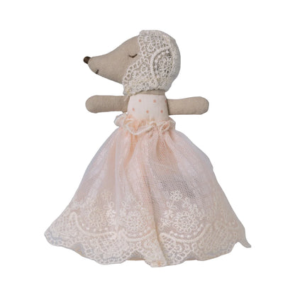 Ein beige mausplüschtier in einem rosa spitzenkleid mit passender haube als geschenk für neugeborene aus ökologische