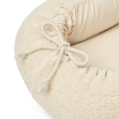 Helles Cremefarbenes Baby Nest mit Kordelverschluss aus Fleece für Neugeborene
