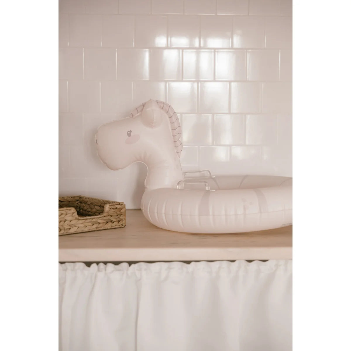 Weicher baby-schwimmring little pony in off-white mit dezenter rosa verzierung ideales geschenk für neugeborene