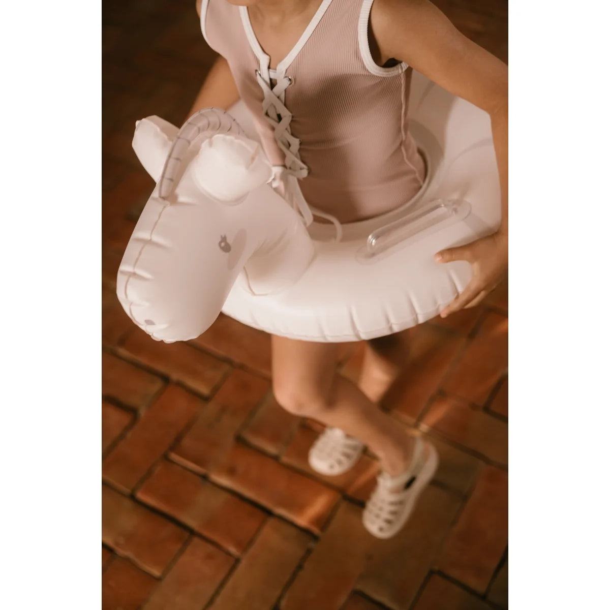 Baby-schwimmring little pony weiß mit weichem samtstoff und grauen nähte für ökologische baby- & kinderprodukte