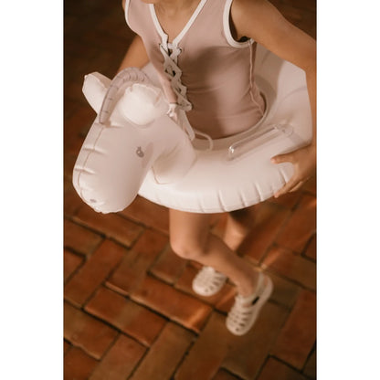 Baby-schwimmring little pony weiß mit weichem samtstoff und grauen nähte für ökologische baby- & kinderprodukte