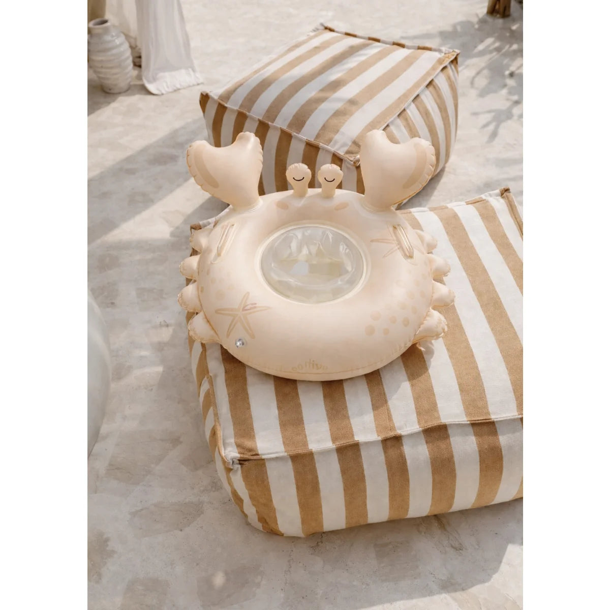 Ein weicher beiger aufblasbarer baby-sch swim ring tiny crab mit herzförmigen krabbenklauen für ökologische