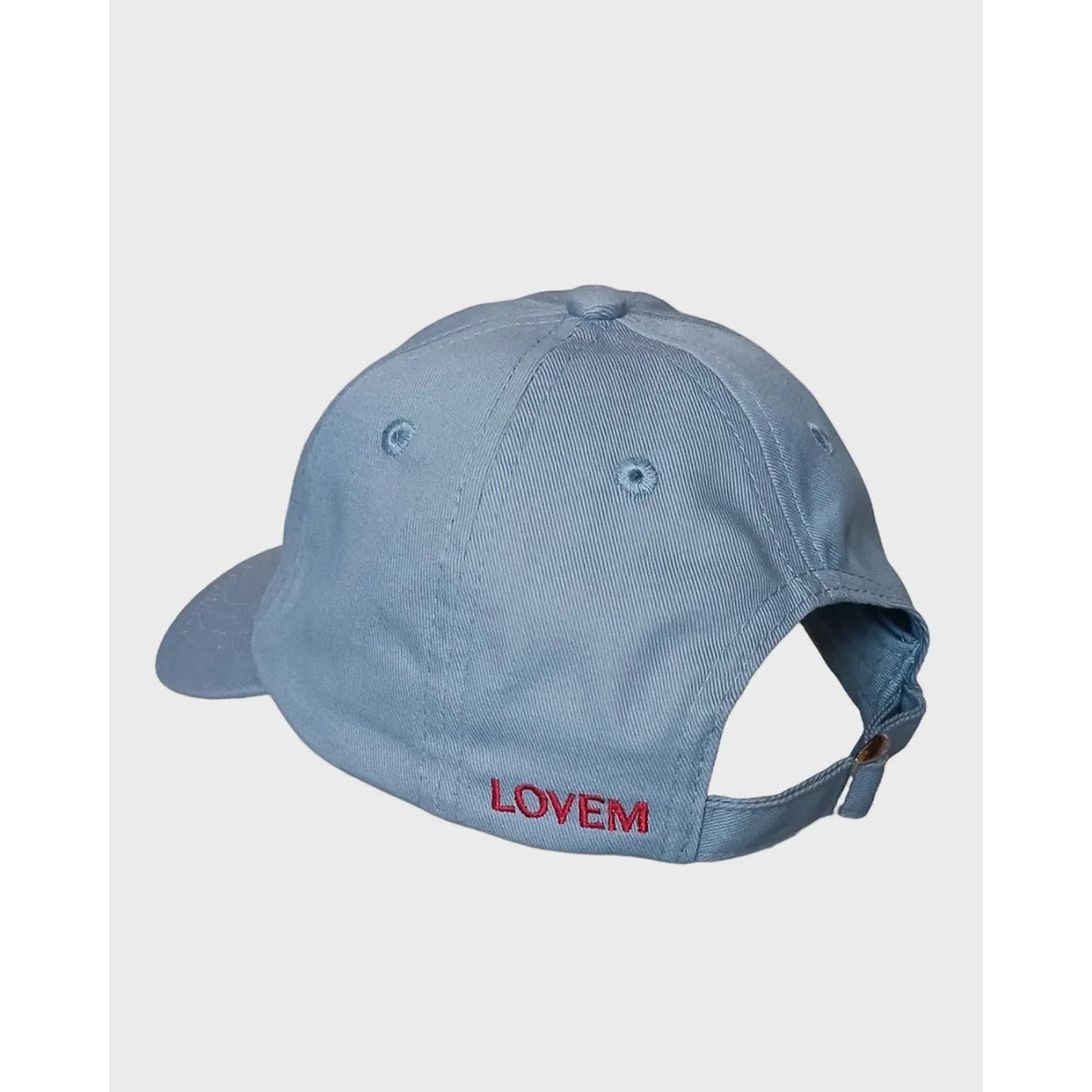 Lightblauer denim kindercap mit rotem lovem stick auf der rückseite nachhaltig babykleidung schweiz geschenke für neugeborene