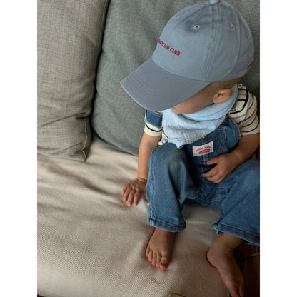 Hellblauer babyccino club kindercap aus baumwolle mit rotem stickerei logo ideal für ökologische baby und kinderprodukte
