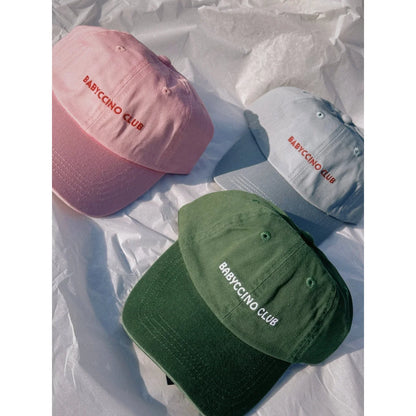 Drei babyccino club kids caps in rosa, blau und oliv mit nachhaltiger babykleidung schweiz und geschenken für neugeborene