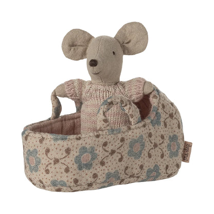 Babymaus in Tragetasche Rose: Weiche Beige Maus mit Strickkleid in Leinenwiege