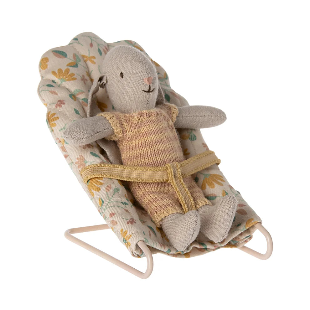 Gestopftes Kaninchen sitzt in einem floralen Babywiege Babysitter Micro