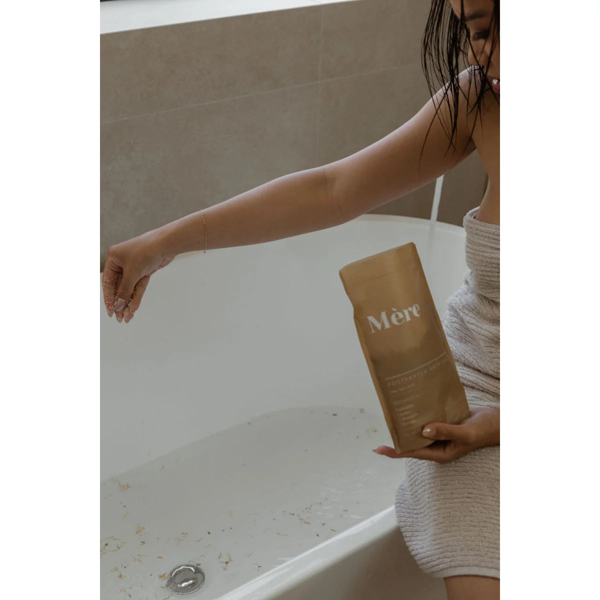 Goldfarbener Beutel mit Merci-Aufschrift, Teil des Badesalz Postpartum