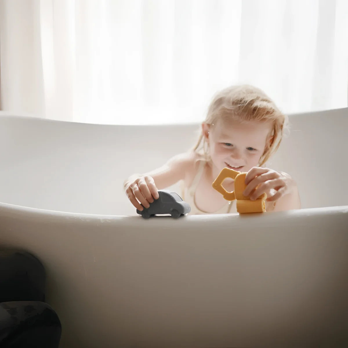 Badespielzeug Fahrzeuge 4 Set mit spielendem Kind im Badezimmer