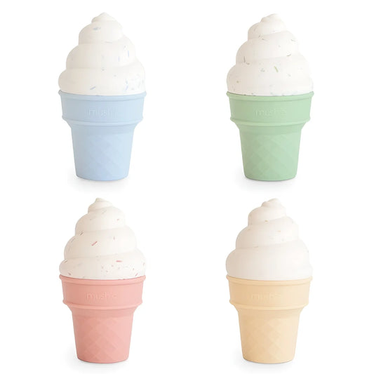 Pastellfarbene Silikon-Eistüten-Behälter in Hellblau, Mintgrün, Rosé und Hellgelb: Badespielzeug Match Ice Cream Toy