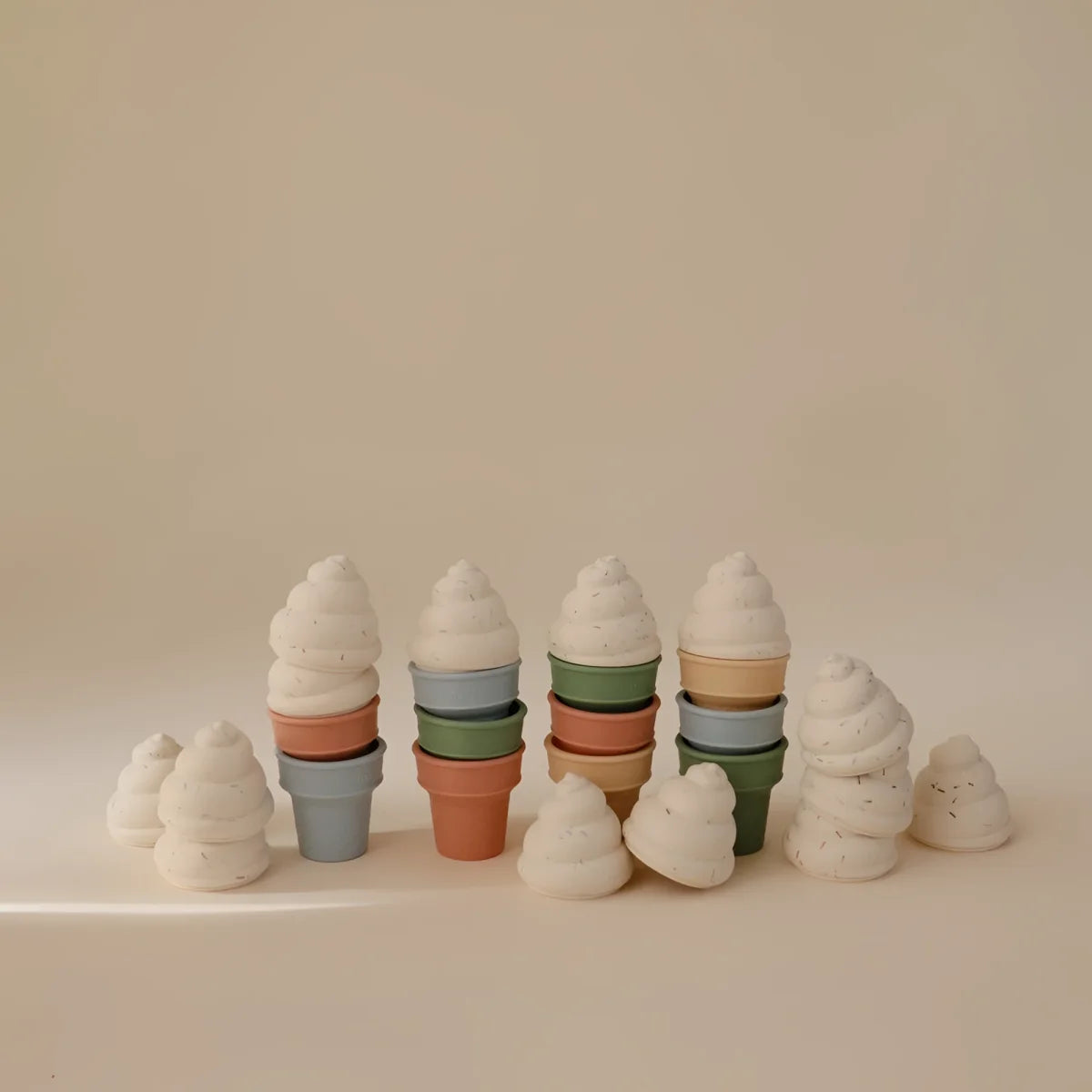 Pastellfarbene keramik stapelspiele eiscreme konen mit gesprenkelten weißen kugeln badespielzeug match ice cream toy