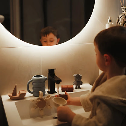 Schwarzer moderner wasserhahn mit mattierter oberfläche und eckigem design für badespielzeug piraten schimmelresistent