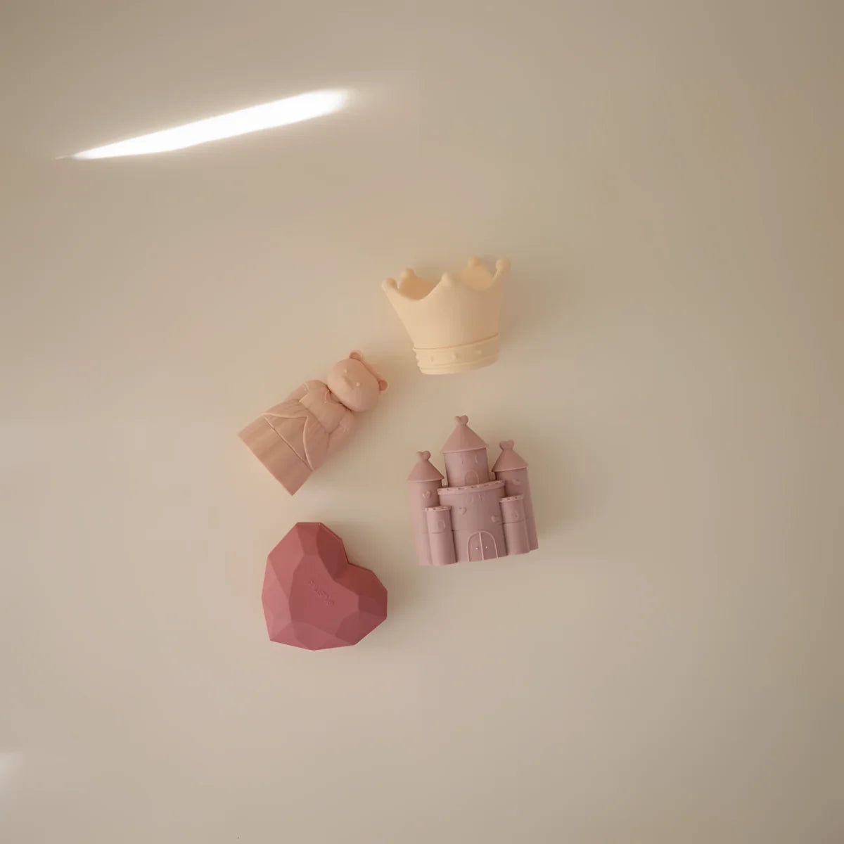Badespielzeug princess aus schimmelresistentem silikon in pastellrosa und creme mit schloss krone herz und figuren