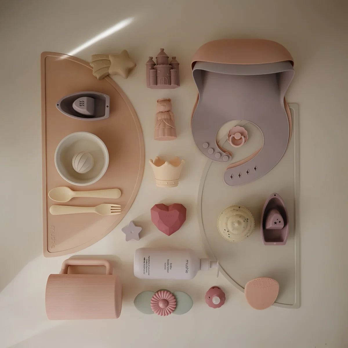 Pastellrosa silikon baby Lätzchen mit weichem rundem design und grauen akzenten für das schimmelresistente badespielzeug