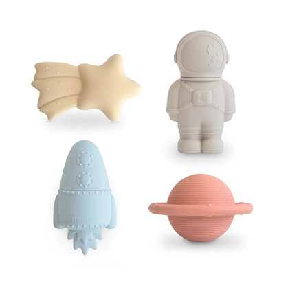 Set aus vier pastellfarbenen Silikon-Badespielzeugen Space mit Stern, Astronaut, Rakete und Planet, schimmelresistent