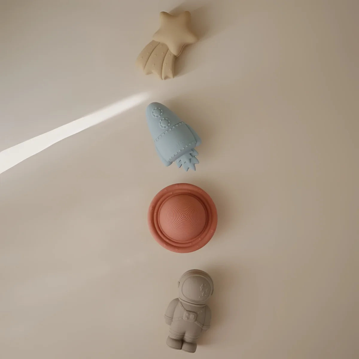 Ein pastellblaues rocketförmiges badespielzeug mit strukturierter oberfläche und schimmelresistentem material