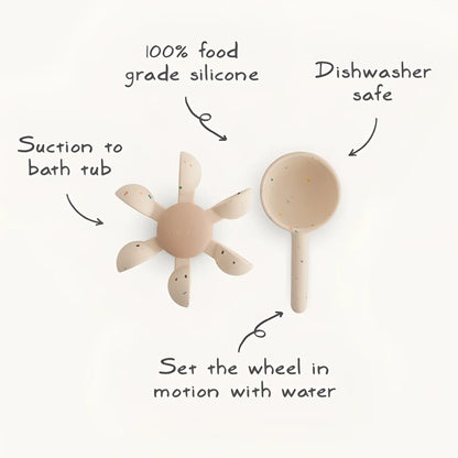 Beige silikon badespielzeug set mit wasserrad und löffel beide mit bunten punkten für die badewanne
