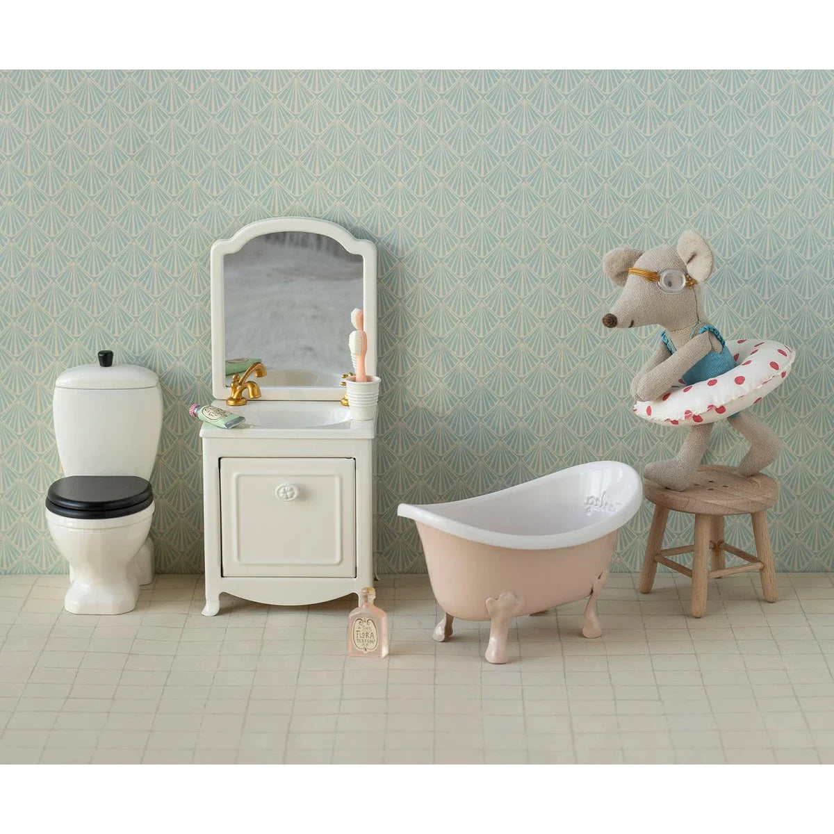 Rosa badewanne maus mit weißem innenraum und dekorativen füßen ideal für ökologische baby- und kinderprodukte