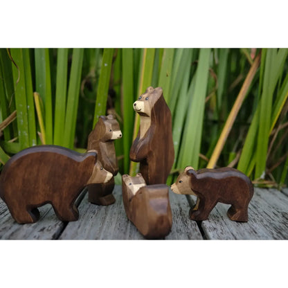 Sammlung von fünf kleinen Holz-Bärenfiguren in verschiedenen Posen für das Produkt Bär klein gehend