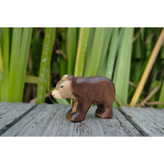 Handgeschnitzte Holzbär-Figurine für das Produkt Bär klein gehend