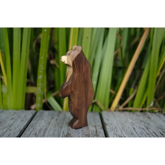 HOLZWALD Bär stehend auf den Hinterpfoten