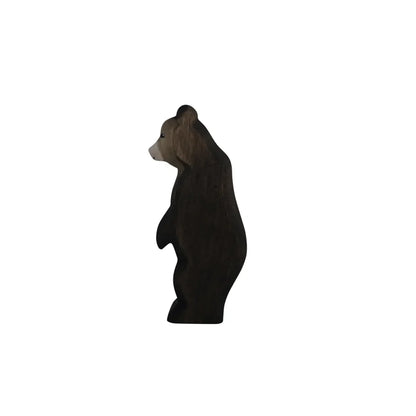 Dunkler brauner Holzbär stehend auf Hinterpfoten, klein