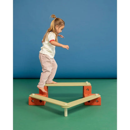 Kind balanciert auf dem MODU Balance Track