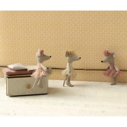Drei fantasievolle Mausfiguren im Ballettanzug neben einem kleinen Koffer