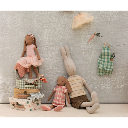 Weiches beige Stoffkaninchen mit langen Ohren und gestreiftem Hemd in Ballettanzug rosa Gr. 3