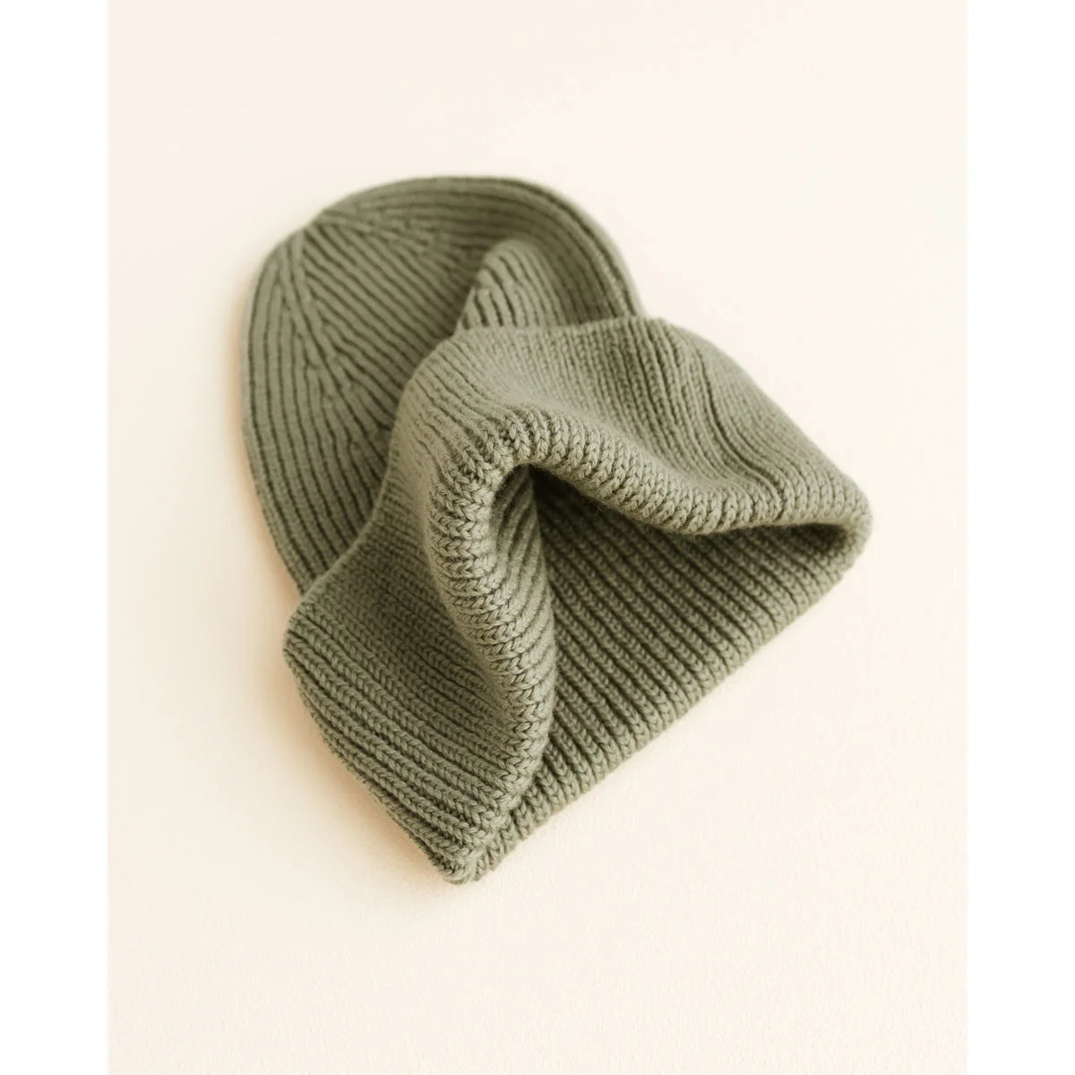 Olivengrüner Strickbeanie mit Rippstruktur, Beanie Fonzie | Artischocke