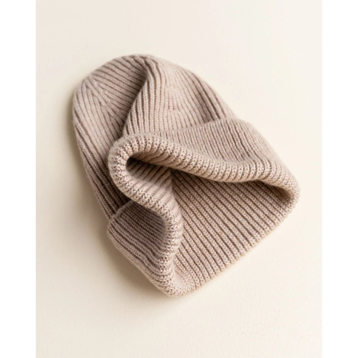 Beige ribbed knit Beanie Fonzie Sand folded over for a stylish look