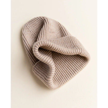 Beige ribbed knit Beanie Fonzie Sand folded over for a stylish look