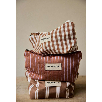 Gestapelter gabrielles paris beauty pouch stripes noisette mit braunem und elfenbeinfarbenem kariertem und gestreiftem muster