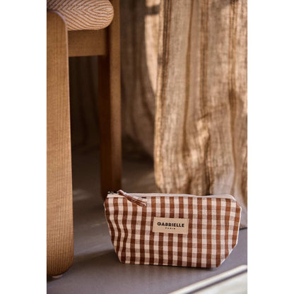 Braun-cream kariertes kosmetiktäschchen mit beige etikett gabrielle paris passend zu geschenke für neugeborene