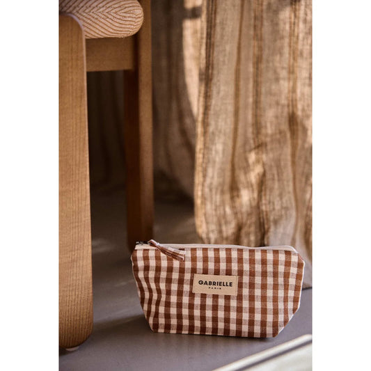 Braun-cream kariertes kosmetiktäschchen mit beige etikett gabrielle paris passend zu geschenke für neugeborene