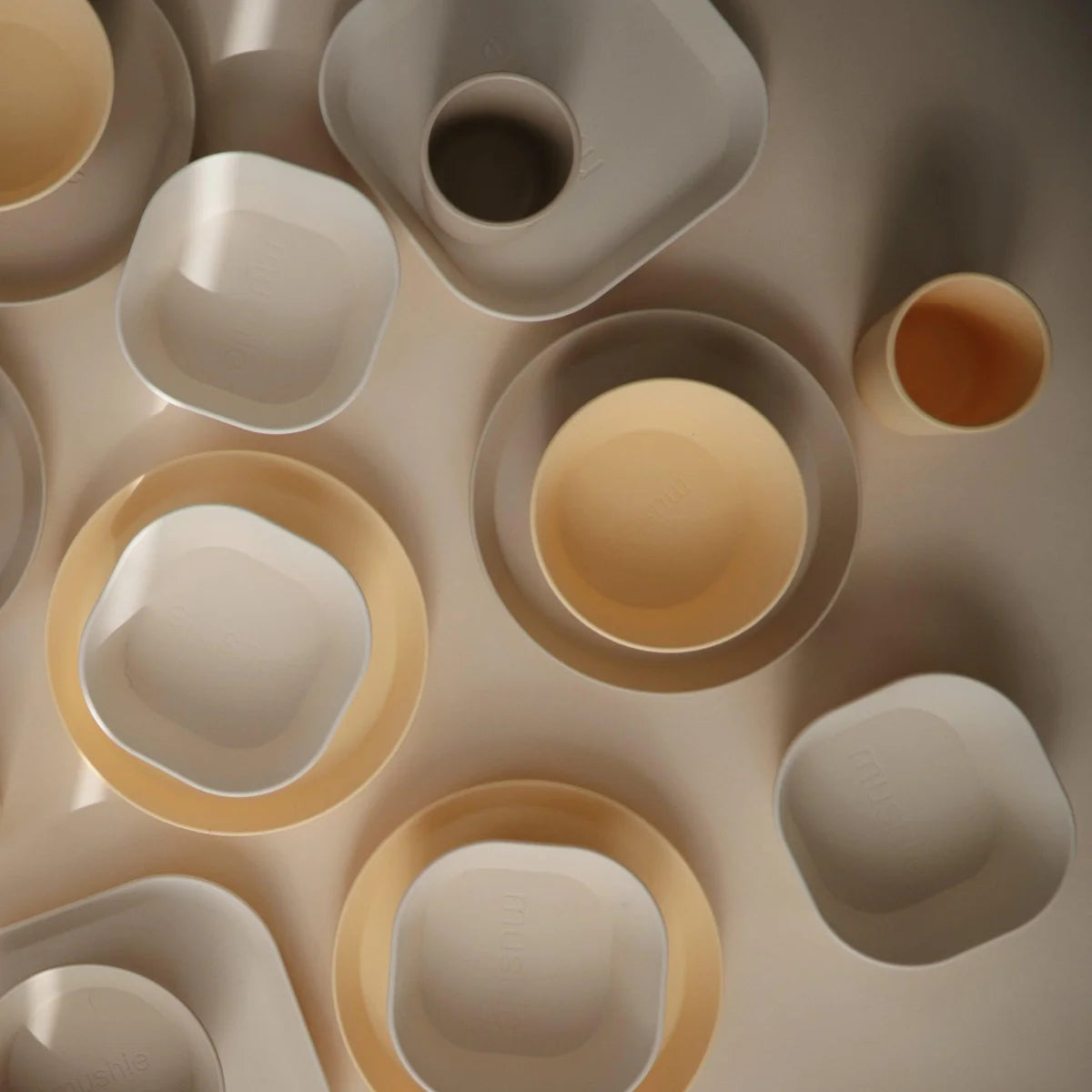 Kollektion aus neutralen keramischen Schalen und Tellern im Becher 2er Set Ivory