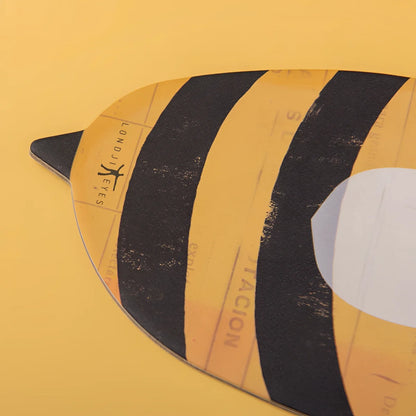 Gelbes und schwarzes, gestreiftes Bienen-Notizbuchcover mit texturierter Schichtung und gedrucktem Text für Bee eye