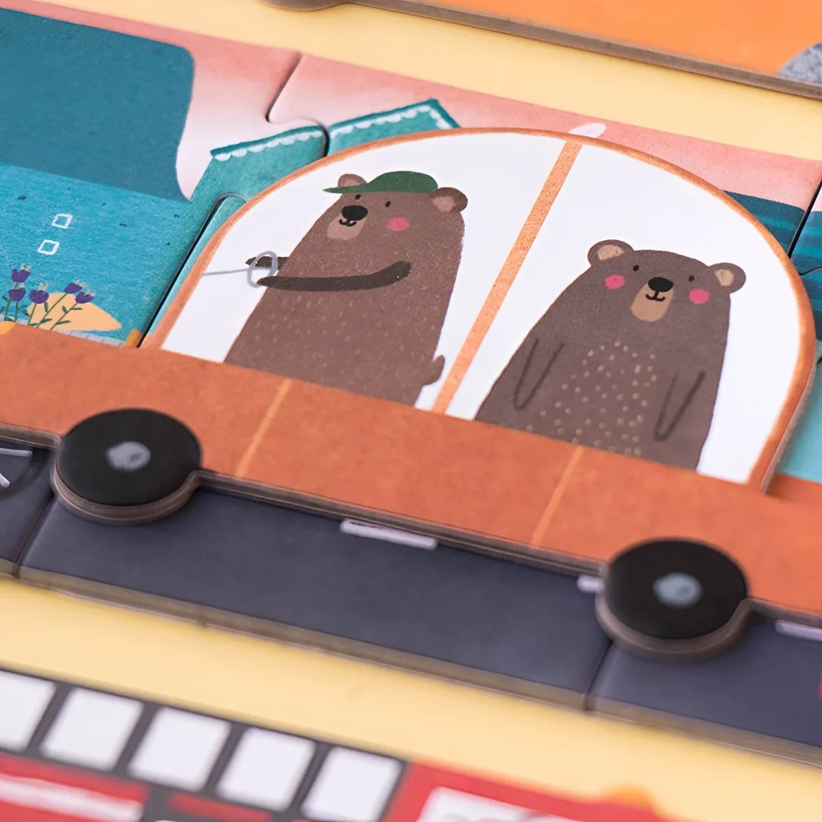 Cartoon-Bären fahren in einem orangefarbenen Auto im Beep, Beep! Puzzle
