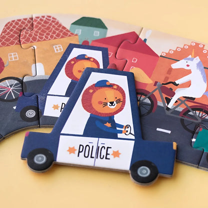 Bunte Puzzleteile mit Cartoon-Fahrzeugen und einem Löwen im Polizeiauto