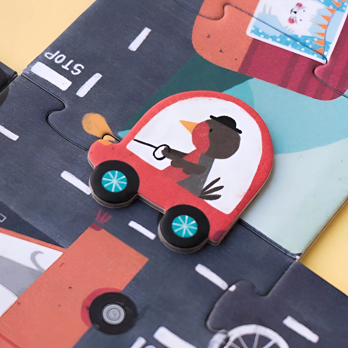 Rotes Spielzeugauto mit Cartoon-Fahrer und türkisfarbenen Rädern im Beep, Beep! Puzzle