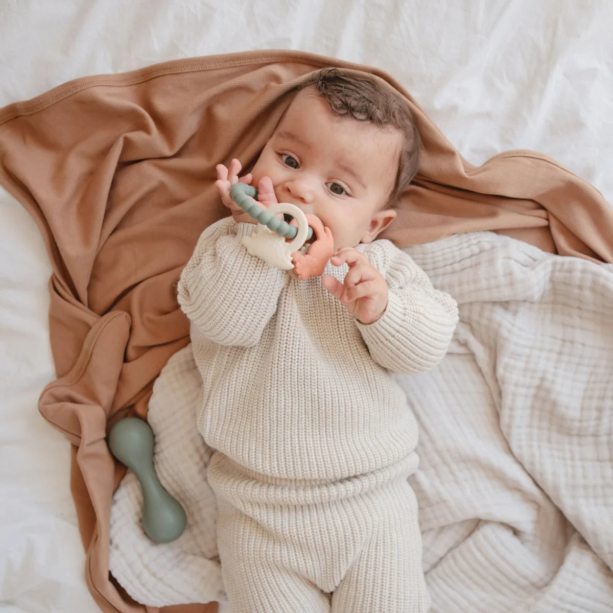Weiches beiges Rippenstrick-Babyshift Beissring Dino