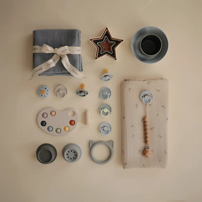 Babyzubehör Flat Lay mit Beissring Katze, schadstofffrei und langlebig